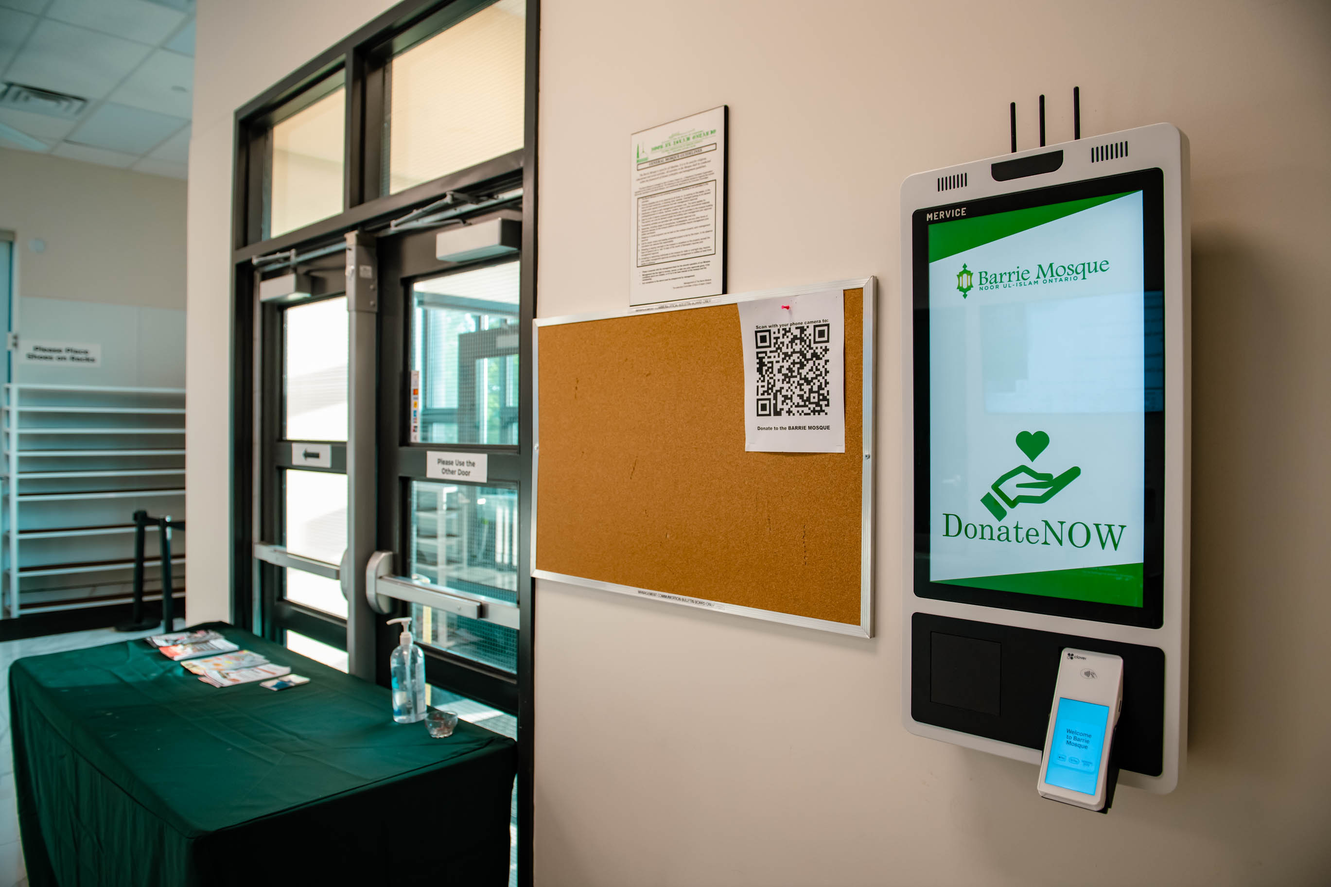 Barrie Mosque community moment DSC 6302